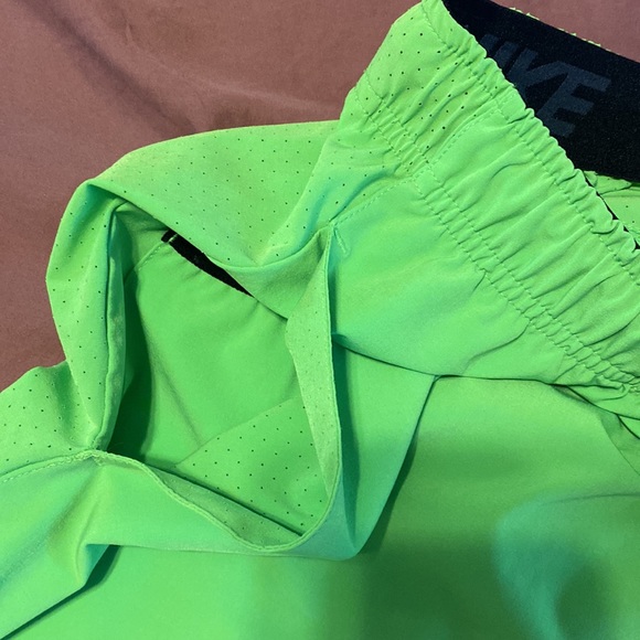 ♥️SOLD!!♥️ Mens lime green Nike shorts drifit with pockets size large - Picture 5 of 6